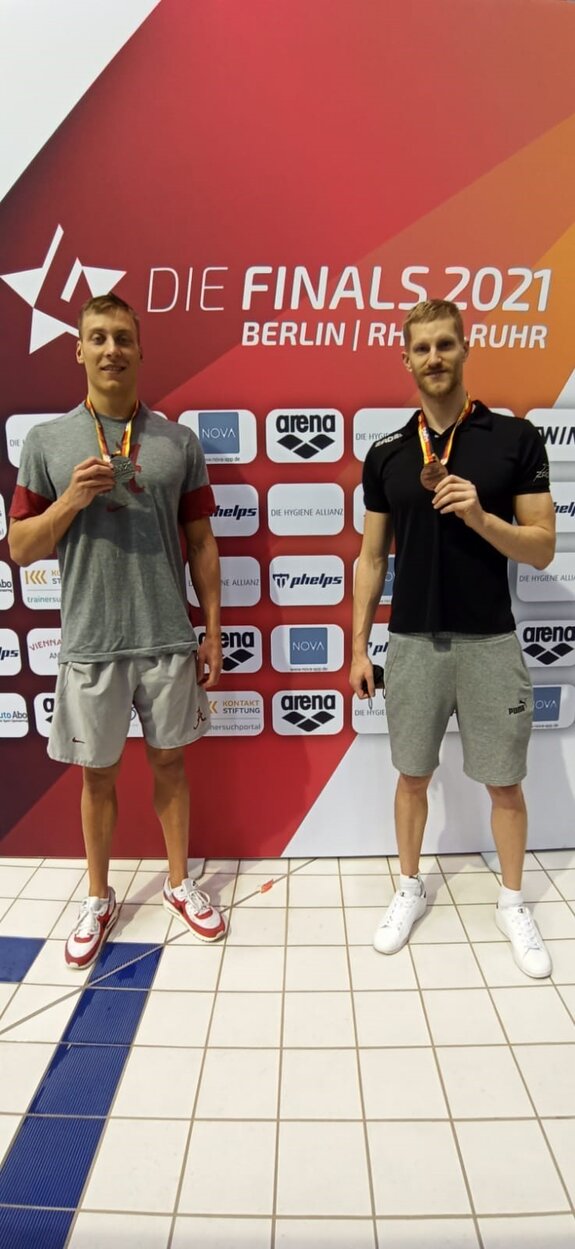 Zwei Schwimmer mit Medaille.